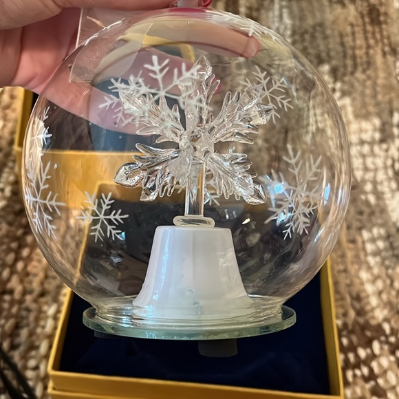 Beautiful glass ornament snowflake design inside snowflake and color change base - Picture 5 of 10